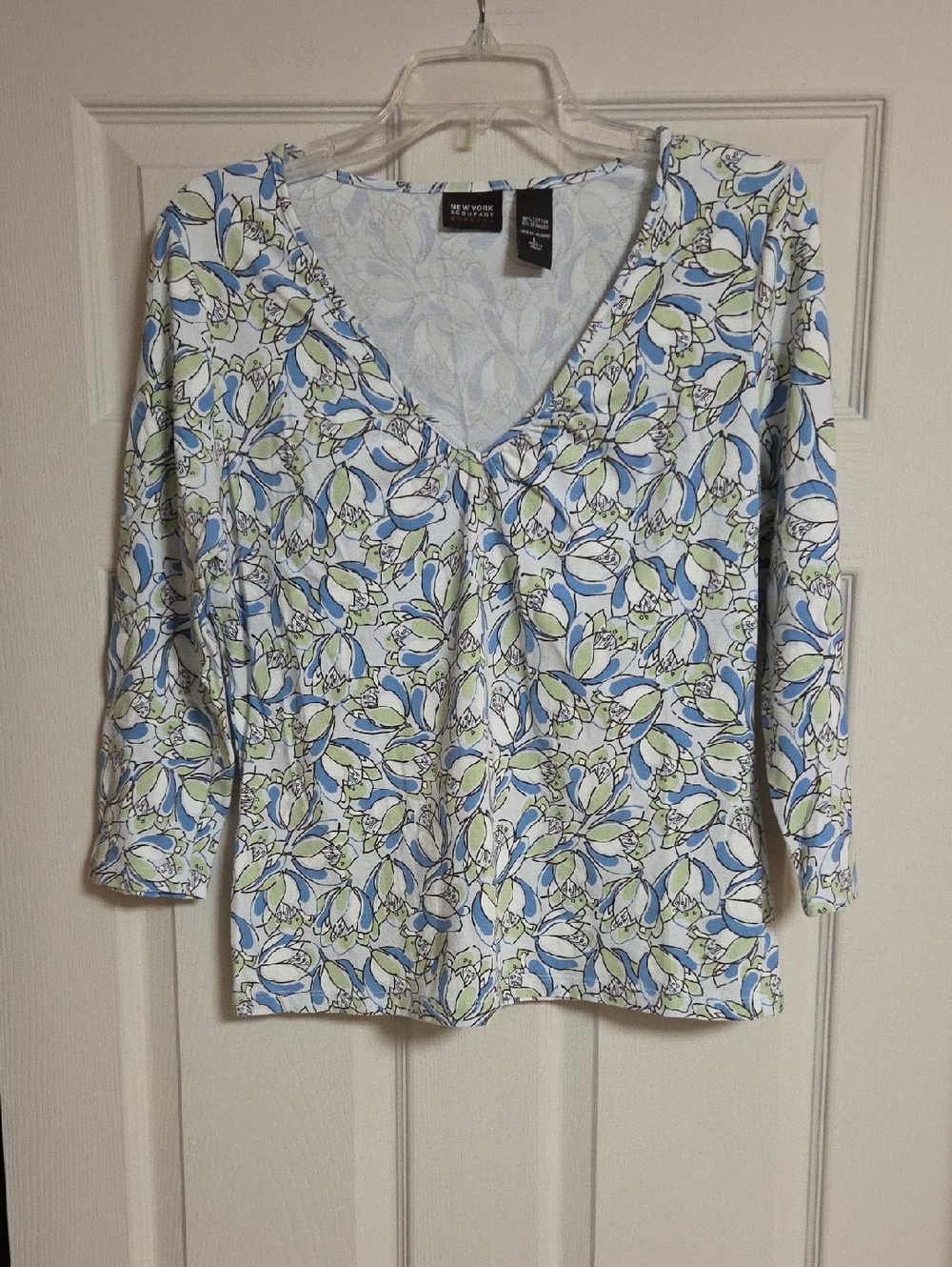 New York & Company Blue and Light Green Floral V-Neck 3/4 Sleeve Top